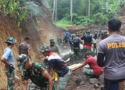 Hujan tak Surutkan Semangat Satgas TMMD Kodim Manado Tuntaskan Pengancing Jalan