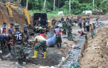 Satgas TMMD ke-125 rampungkan pengancing badan jalan dan kebut pembangunan plat duiker di Bengkol, Manado