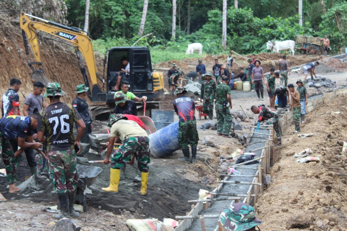 Satgas TMMD ke-125 rampungkan pengancing badan jalan dan kebut pembangunan plat duiker di Bengkol, Manado