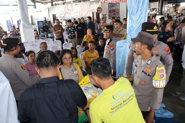 Kapolda Sulut Irjen Roycke Harry Langie menyalurkan beras SPHP dalam Gerakan Pangan Murah Polri–Bulog di Manado.