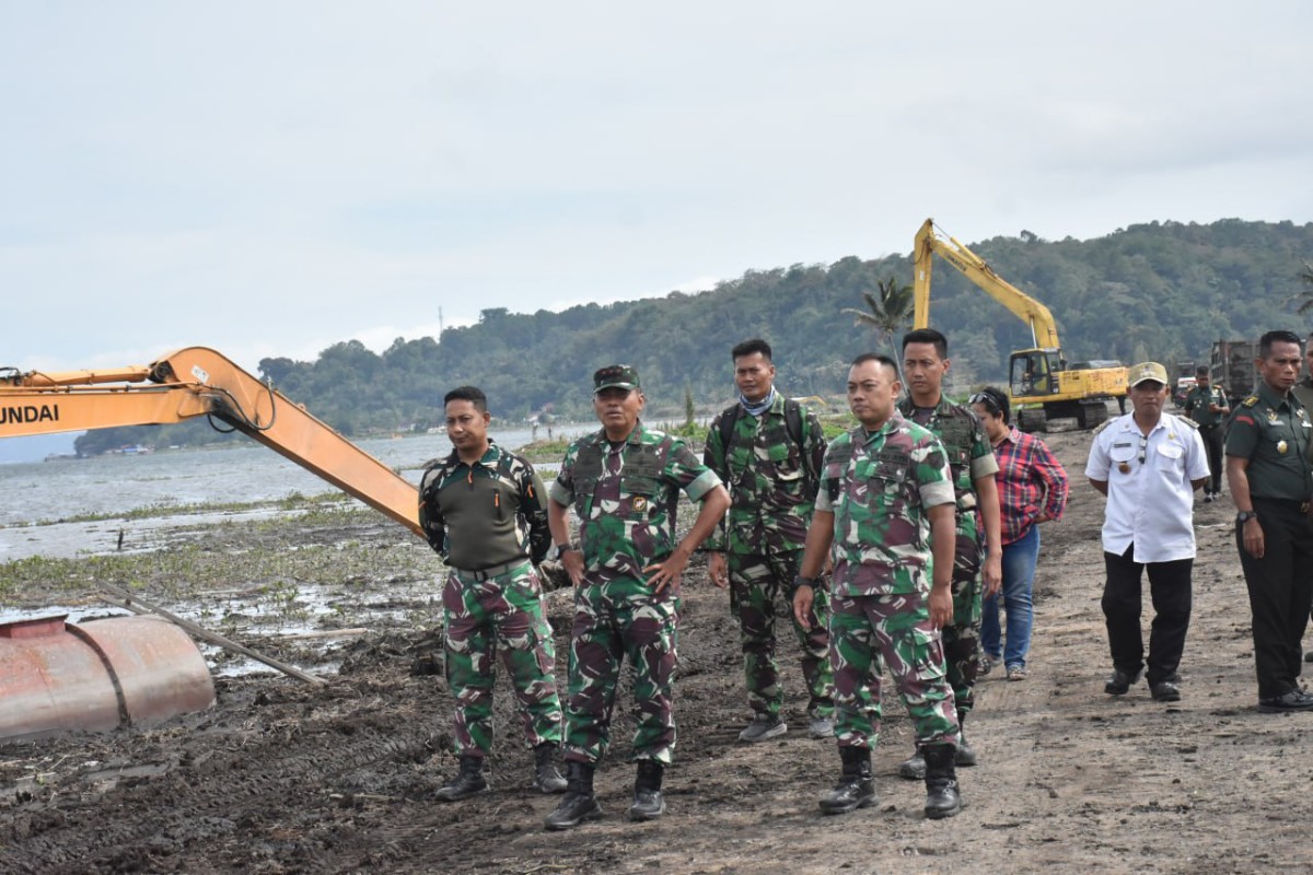 Pangdam XIII/Merdeka tinjau progres pemeliharaan Danau Tondano dengan dukungan alat berat untuk jaga kelestarian ekosistem.