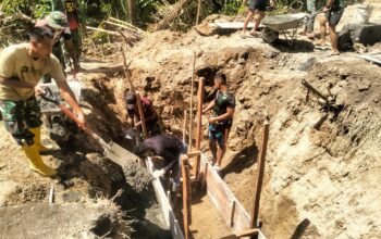 Satgas TMMD ke-125 Kodim 1309/Manado bersama warga bangun dua unit plat duiker di Kelurahan Bengkol, Mapanget, Manado.