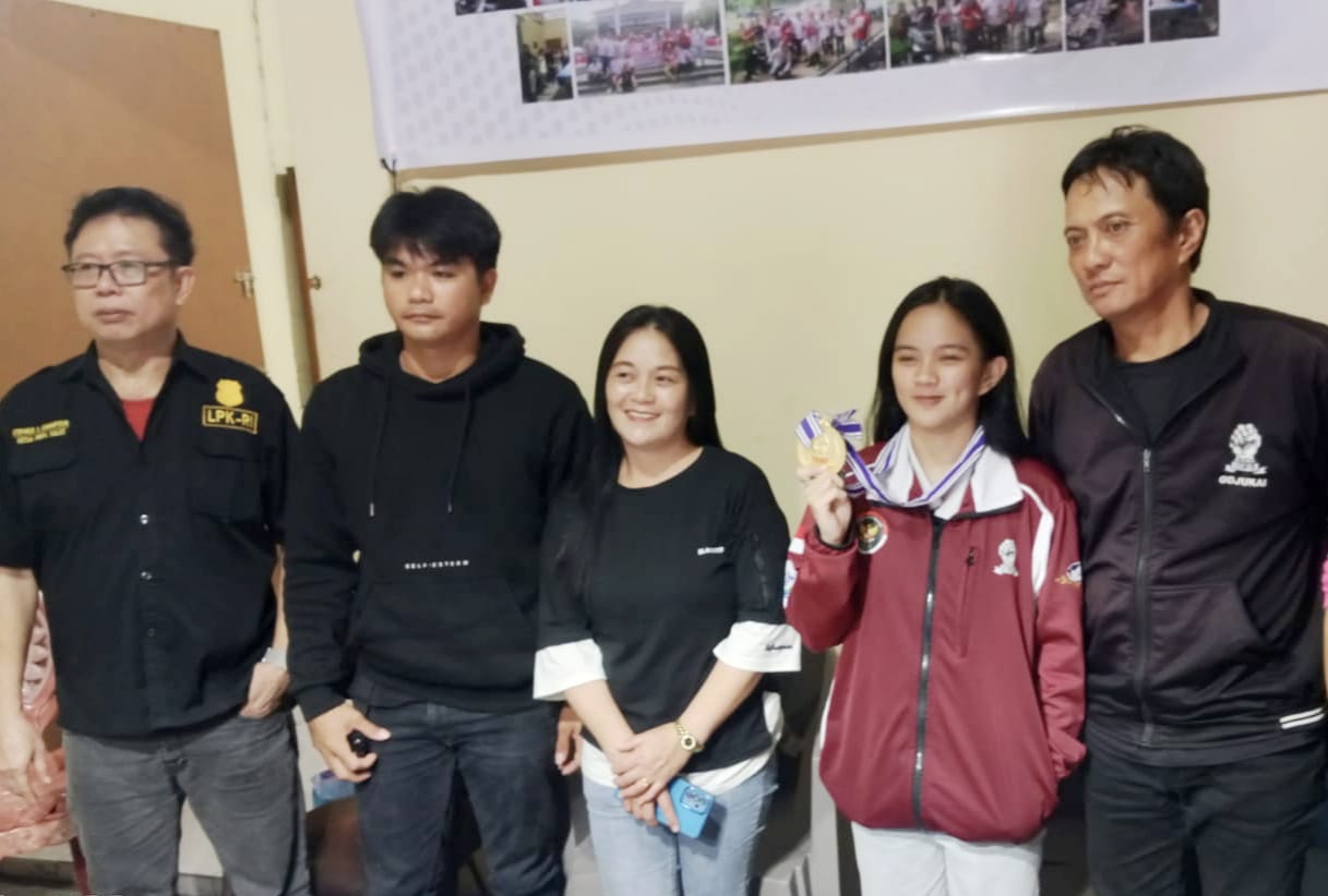 Heaven Kawet, juara dunia Karate Gojukai 2025 asal Sulut, saat bertandang ke markas LPK RI Sulawesi Utara
