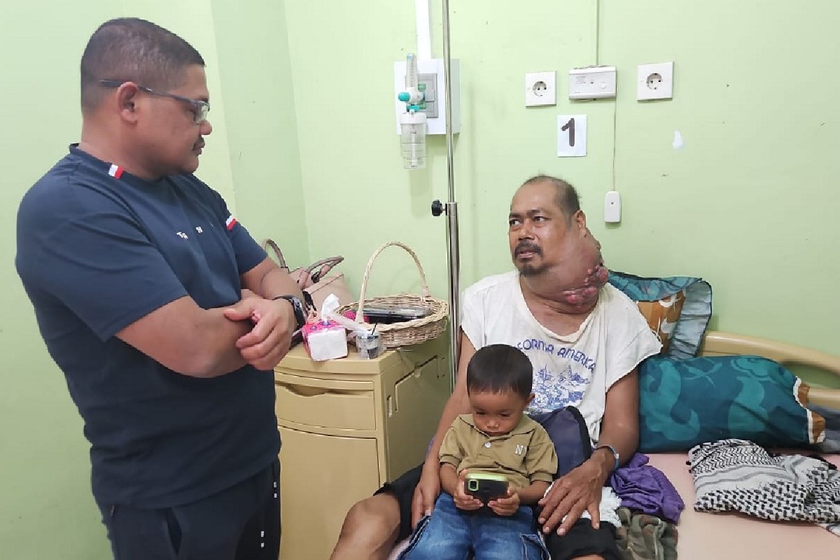 BRA mendampingi Sunardi, mantan kombatan Aceh, saat dirawat di RSUD dr. Fauziah Bireuen sebelum dirujuk ke RSUZA Banda Aceh.