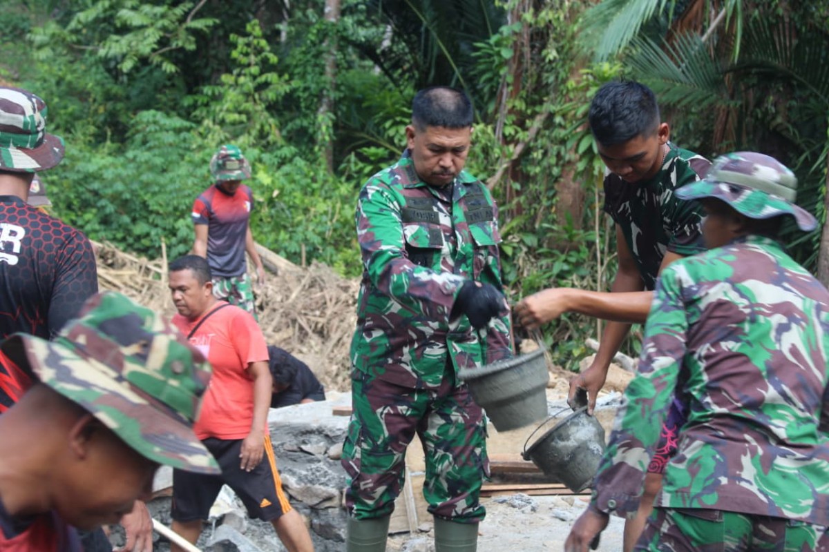 Dansatgas TMMD ke-125 Kodim 1309/Manado Kolonel Arh Yosip Brozti Dadi memimpin langsung pengerjaan plat duiker di Kelurahan Bengkol, Mapanget.