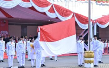 Murid Papua dari program ADEM tampil sebagai Paskibra di HUT ke-80 RI, mengibarkan bendera dan menunjukkan semangat persatuan.
