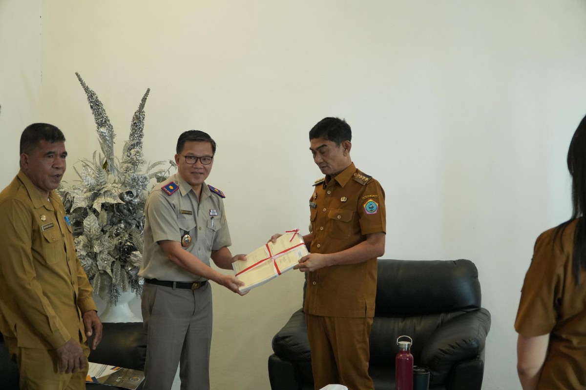 Bupati Kepulauan Talaud Welly Titah bersama Kepala Kantor Pertanahan Alfrits Y. Opit membahas capaian program strategis pertanahan.