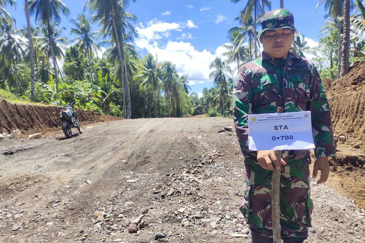 Personel TNI dan warga Manado berfoto bersama usai rampungkan seluruh sasaran fisik dan non-fisik TMMD ke-125 di Kelurahan Bengkol.