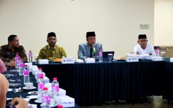 Menteri ATR/BPN Nusron Wahid menyerahkan sertipikat tanah wakaf untuk rumah ibadah di Ternate, Maluku Utara.