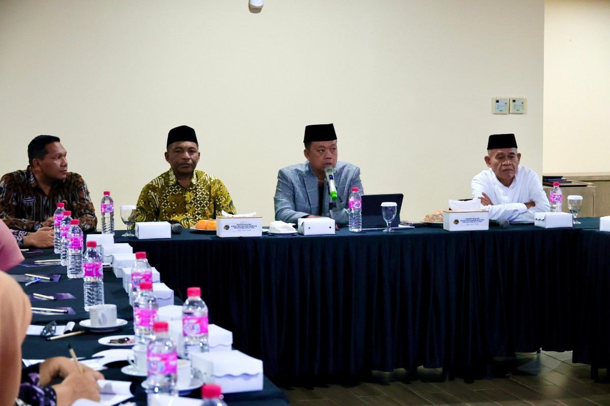 Menteri ATR/BPN Nusron Wahid menyerahkan sertipikat tanah wakaf untuk rumah ibadah di Ternate, Maluku Utara.