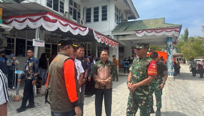 Pangdam Suhardi Dampingi Wapres Gibran Tinjau Korban Gempa di Poso