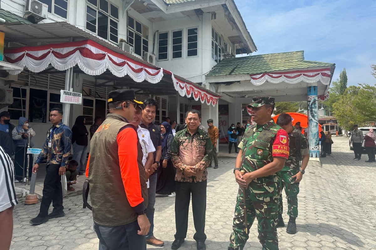Pangdam XIII/Merdeka Mayjen TNI Suhardi mendampingi Wapres Gibran Rakabuming Raka meninjau korban gempa di Poso, Sulawesi Tengah.