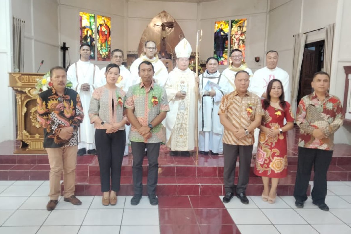 Letkol Inf Bonaventura Ageng Fajar Santoso bersama istri hadiri misa syukur 25 tahun imamat dan 30 tahun hidup membiara di Gereja Katolik Woloan.