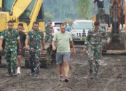 Letkol Bonaventura Dampingi Mayjen Suhardi Tinjau Pembersihan Eceng Gondok Tondano