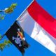 Bendera bajak laut One Piece dikibarkan berdampingan dan lebih tinggi dari bendera Merah Putih saat perayaan bulan kemerdekaan.