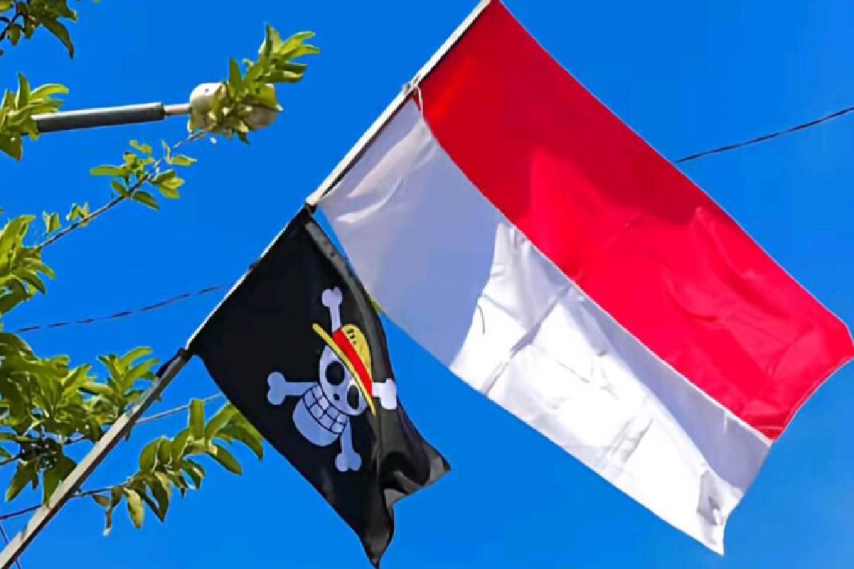 Bendera bajak laut One Piece dikibarkan berdampingan dan lebih tinggi dari bendera Merah Putih saat perayaan bulan kemerdekaan.