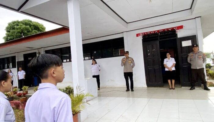 Kapolsek Fegy Lumantow Lanjutkan Safari Kamtibmas, Sosialisasi Bahaya Knalpot Brong dan Lem Ehabon di SMA Negeri 1 Kakas