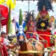 Kapolres Tomohon AKBP Nur Kholis mengenakan busana adat Minahasa dan Jawa di parade TIFF 2025 bersama pasukan Kabasaran