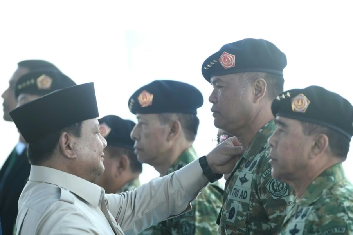 Presiden Prabowo Subianto pimpin pelantikan Wakil Panglima TNI dan tiga Kepala Badan strategis Kemenhan di Batujajar