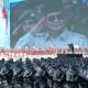 Presiden Prabowo memimpin defile militer megah di Batujajar, pasukan TNI dari berbagai matra tampil dalam parade persatuan dan kekuatan bangsa.