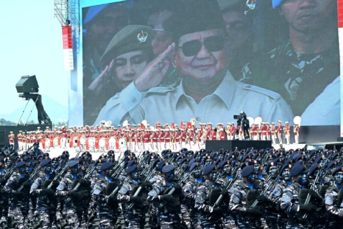 Presiden Prabowo memimpin defile militer megah di Batujajar, pasukan TNI dari berbagai matra tampil dalam parade persatuan dan kekuatan bangsa.