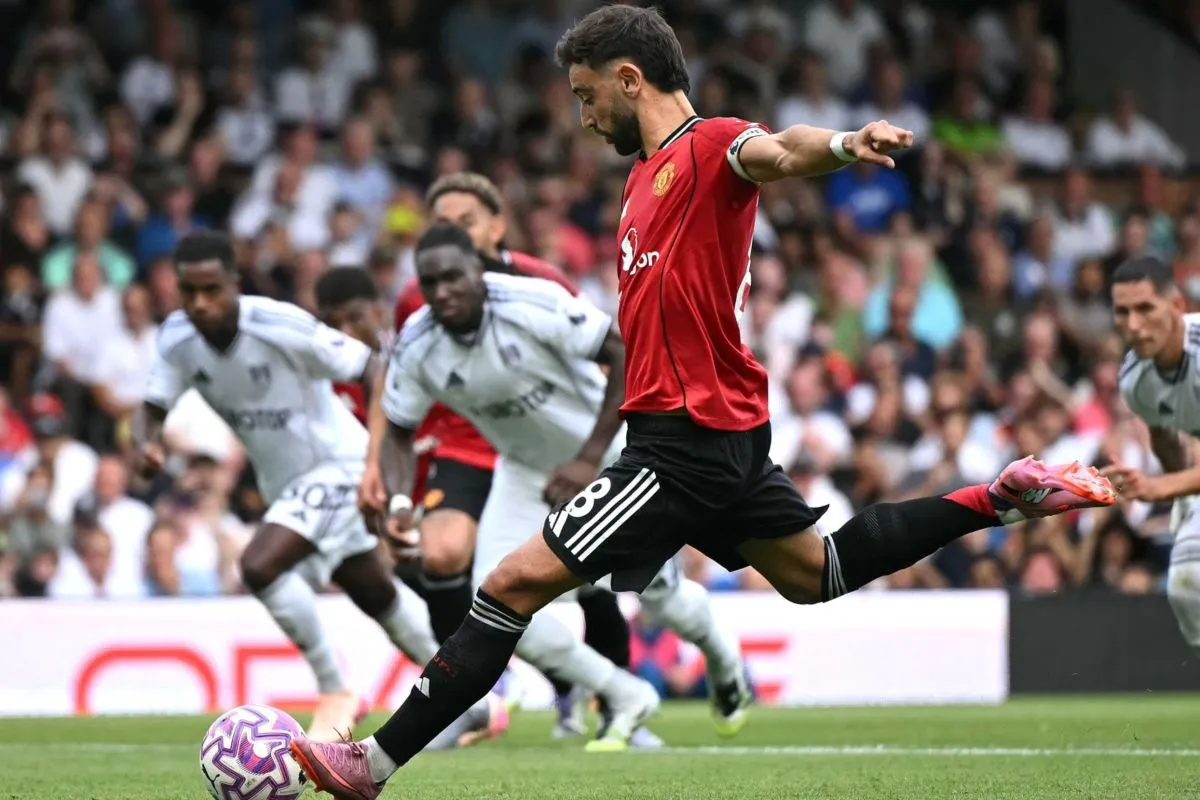 Bruno Fernandes gagal eksekusi penalti saat MU ditahan Fulham 1-1 di Craven Cottage, fans meluapkan kemarahan di media sosial.