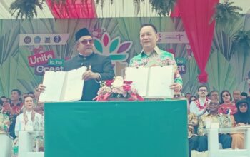 Rano Karno kenakan baju adat Betawi saat menandatangani MoU Jakarta–Tomohon di panggung utama TIFF 2025