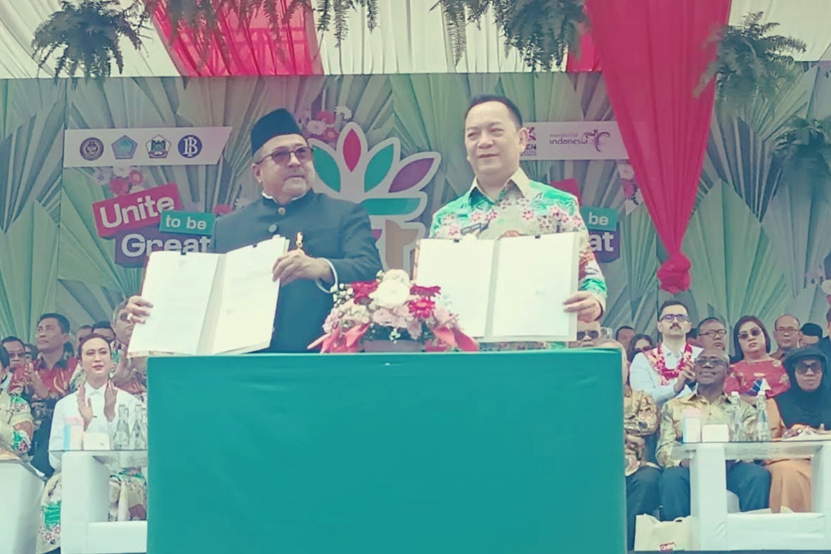 Rano Karno kenakan baju adat Betawi saat menandatangani MoU Jakarta–Tomohon di panggung utama TIFF 2025