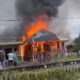 Dua rumah terbakar di Desa Paslaten Kakas, Minahasa, api cepat meluas dan pemadaman dilakukan dramatis oleh warga dan tim damkar.