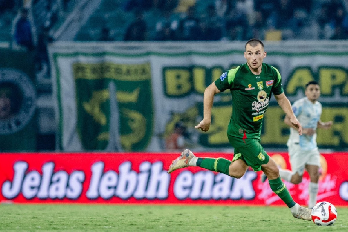 Striker PSIM Norberto Ezequiel Vidal merayakan gol menit akhir ke gawang Persebaya di laga pembuka BRI Super League 2025/2026.