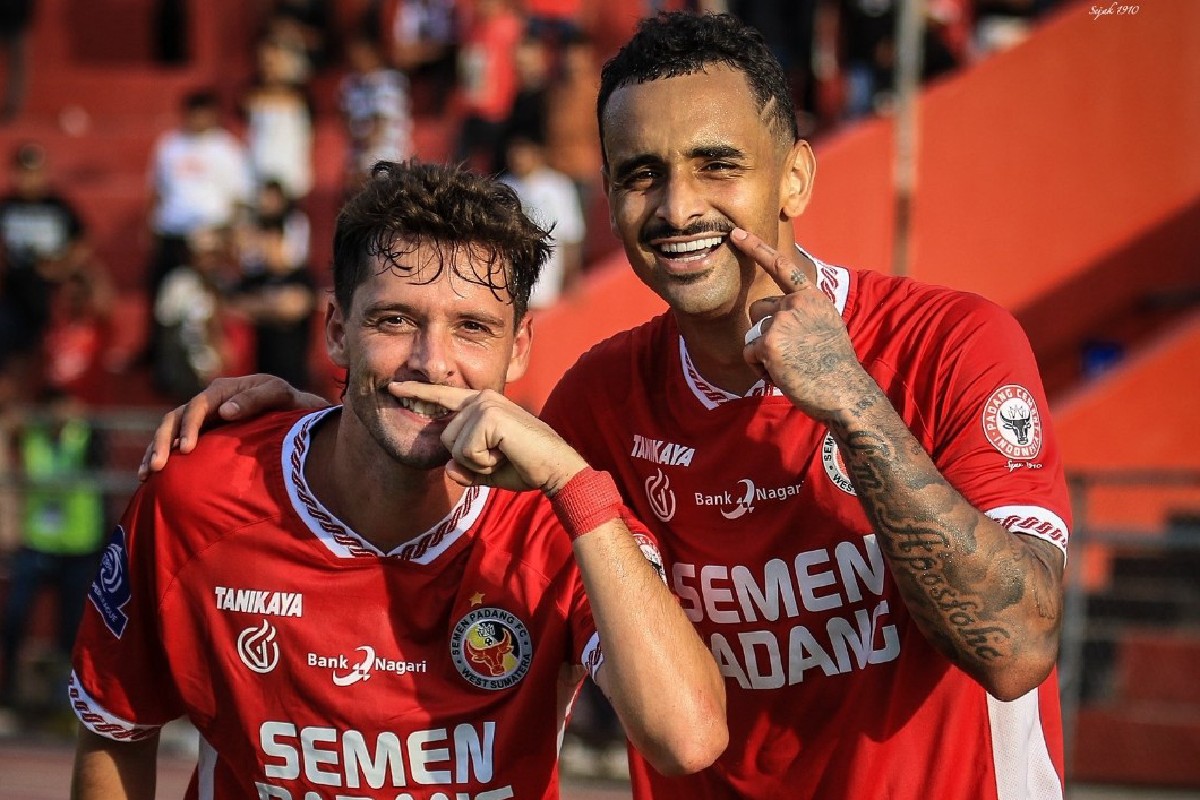 Filipe Chaby dan Bruno Gomes rayakan gol telat yang memastikan kemenangan 2-0 Semen Padang atas Dewa United di Super League 2025/2026