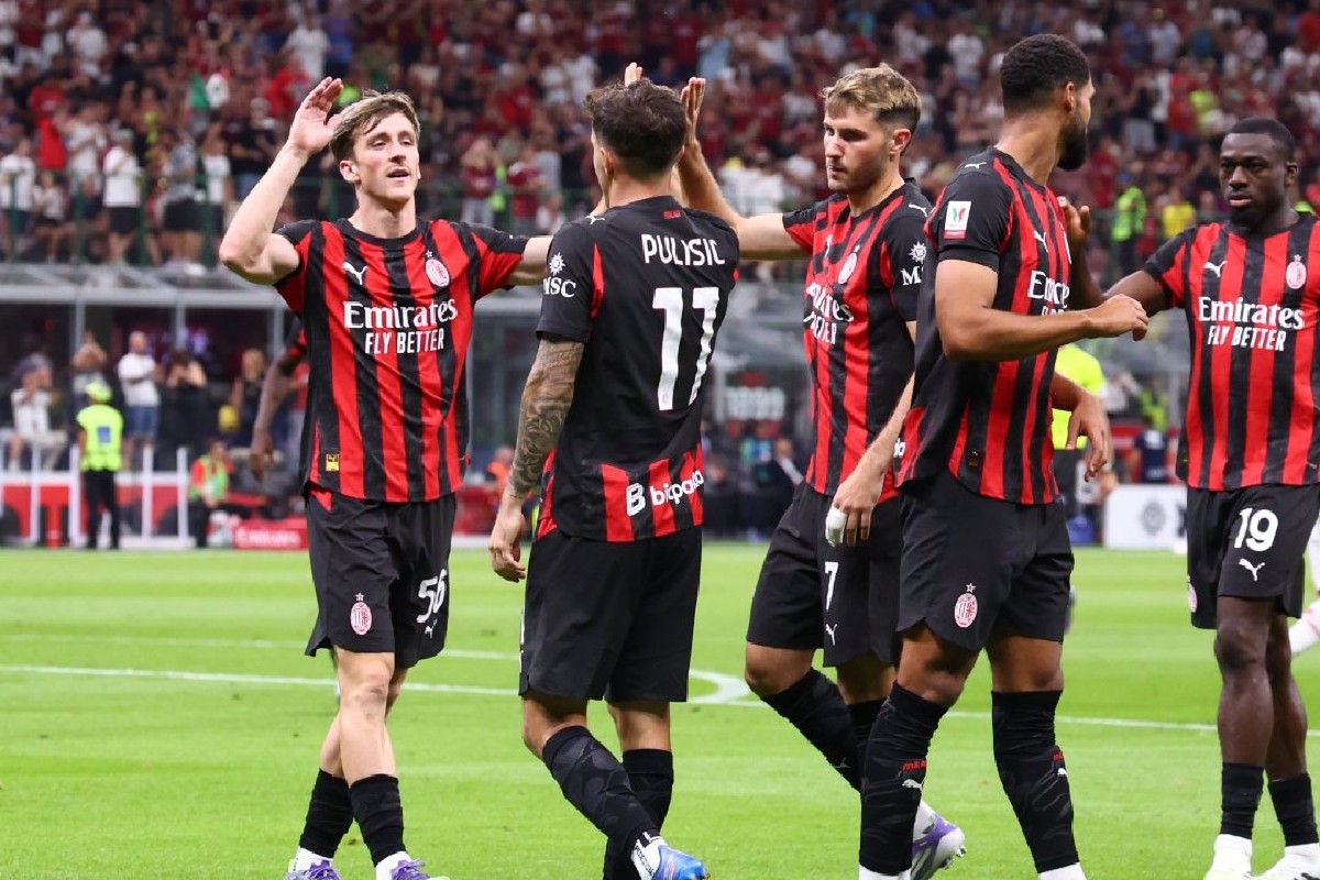 Rafael Leao dan Christian Pulisic rayakan kemenangan AC Milan atas Bari 2-0 di Coppa Italia 2025/2026