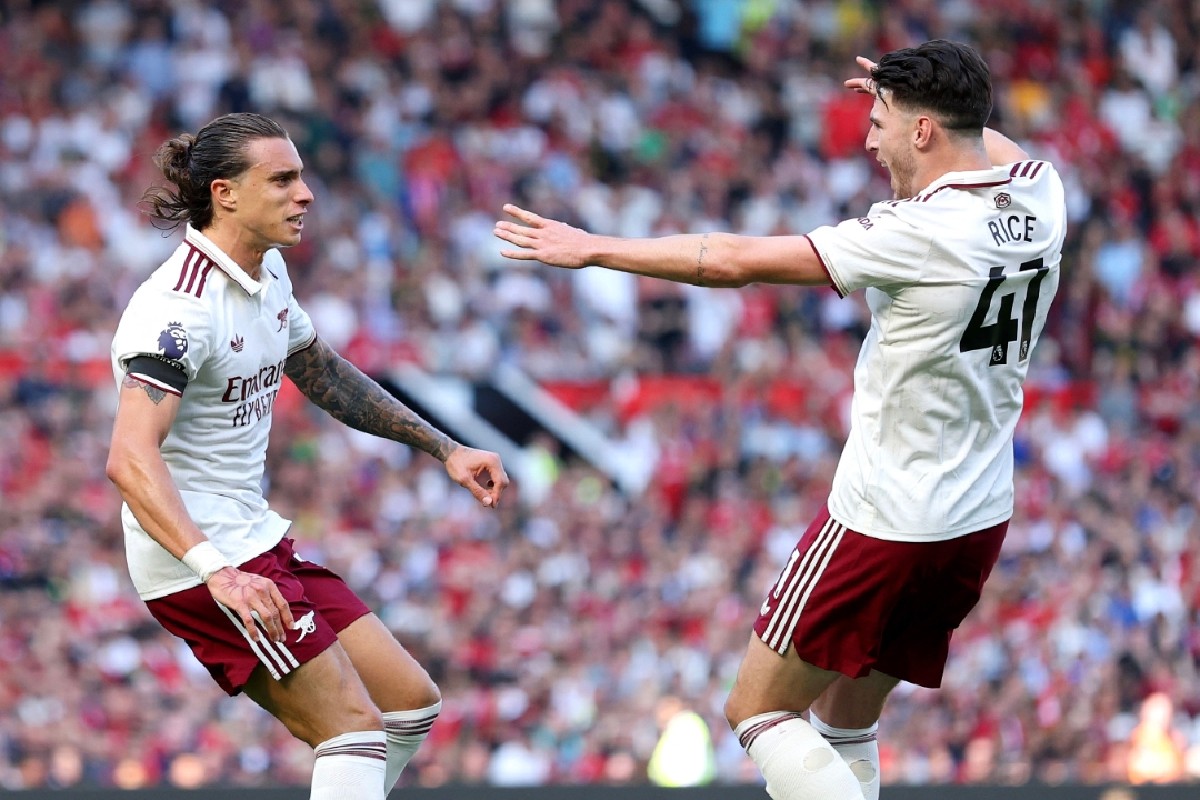 Riccardo Calafiori merayakan gol kemenangan Arsenal atas Manchester United di Old Trafford