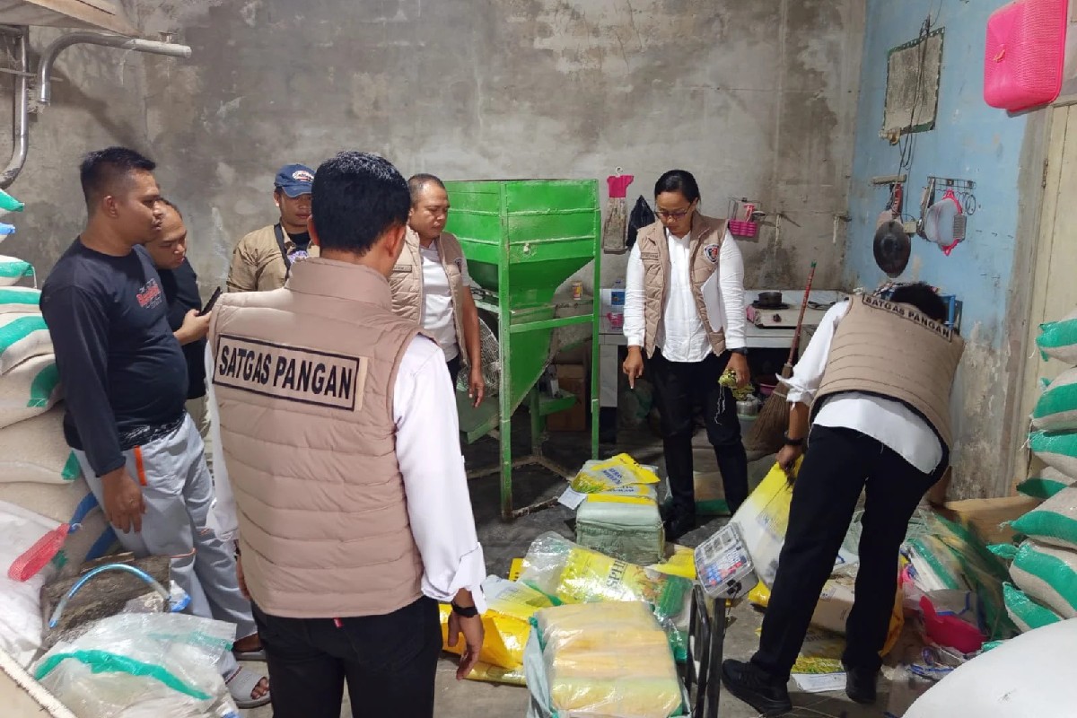 Petugas Polda NTB memperlihatkan tumpukan karung beras oplosan bermerek Bulog hasil penggerebekan di Lombok Barat.