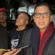 Hasto Kristiyanto tersenyum usai keluar dari rumah tahanan KPK, menyampaikan pernyataan kepada media mengenai amnesti dari Presiden Prabowo.