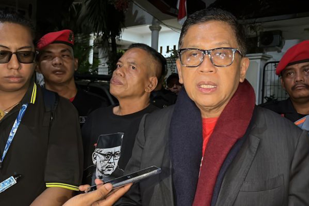 Hasto Kristiyanto tersenyum usai keluar dari rumah tahanan KPK, menyampaikan pernyataan kepada media mengenai amnesti dari Presiden Prabowo.