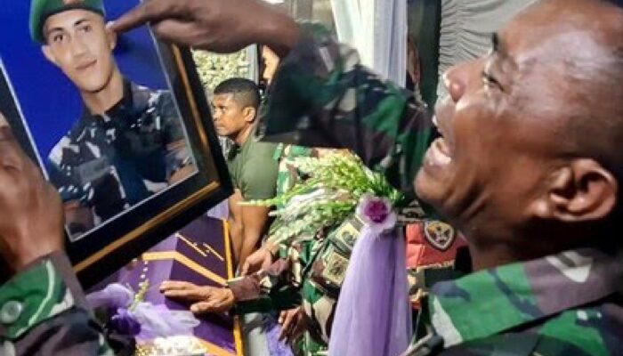 Tangis Ayah Prada Lucky: Baru Dua Bulan Jadi Tentara, Kini Pulang dalam Peti