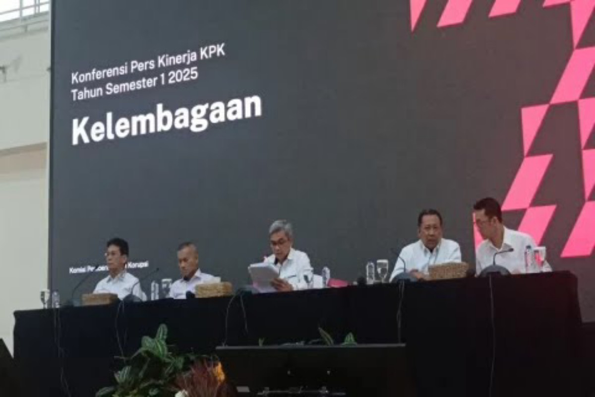 Wakil Ketua KPK Fitroh Rohcahyanto menjelaskan tren laporan dugaan korupsi semester I 2025 dalam konferensi pers di Gedung Juang KPK, Jakarta.