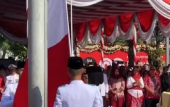 Insiden bendera Merah Putih terbalik mewarnai upacara HUT ke-80 RI di Balai Kota Surabaya.