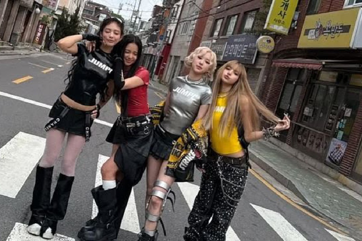 BLACKPINK tampil di Wembley Stadium London, menjadi girlband K-Pop pertama yang menggelar konser tur dunia DEADLINE di Inggris.