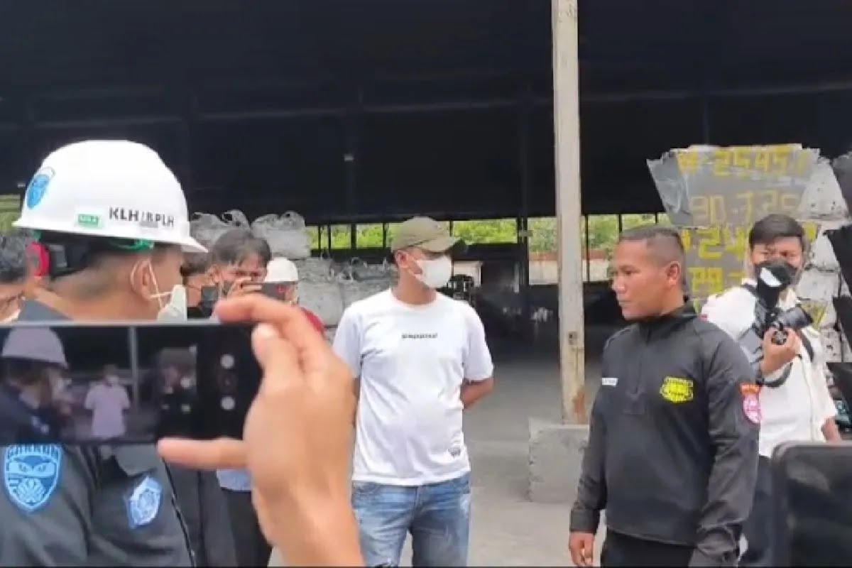 Tim KLH dan wartawan dikeroyok saat menutup paksa pabrik pencemar lingkungan di Serang, aksi brutal ini soroti lemahnya perlindungan aparat.