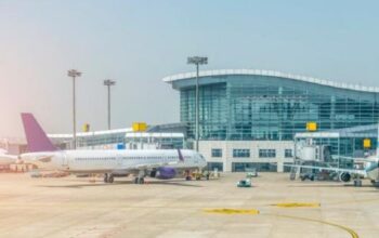 Petugas keamanan Bandara Soekarno-Hatta mengamankan pesawat Lion Air setelah seorang penumpang meneriakkan ancaman bom sebelum lepas landas.