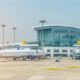 Petugas keamanan Bandara Soekarno-Hatta mengamankan pesawat Lion Air setelah seorang penumpang meneriakkan ancaman bom sebelum lepas landas.