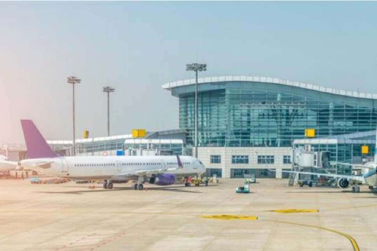 Petugas keamanan Bandara Soekarno-Hatta mengamankan pesawat Lion Air setelah seorang penumpang meneriakkan ancaman bom sebelum lepas landas.