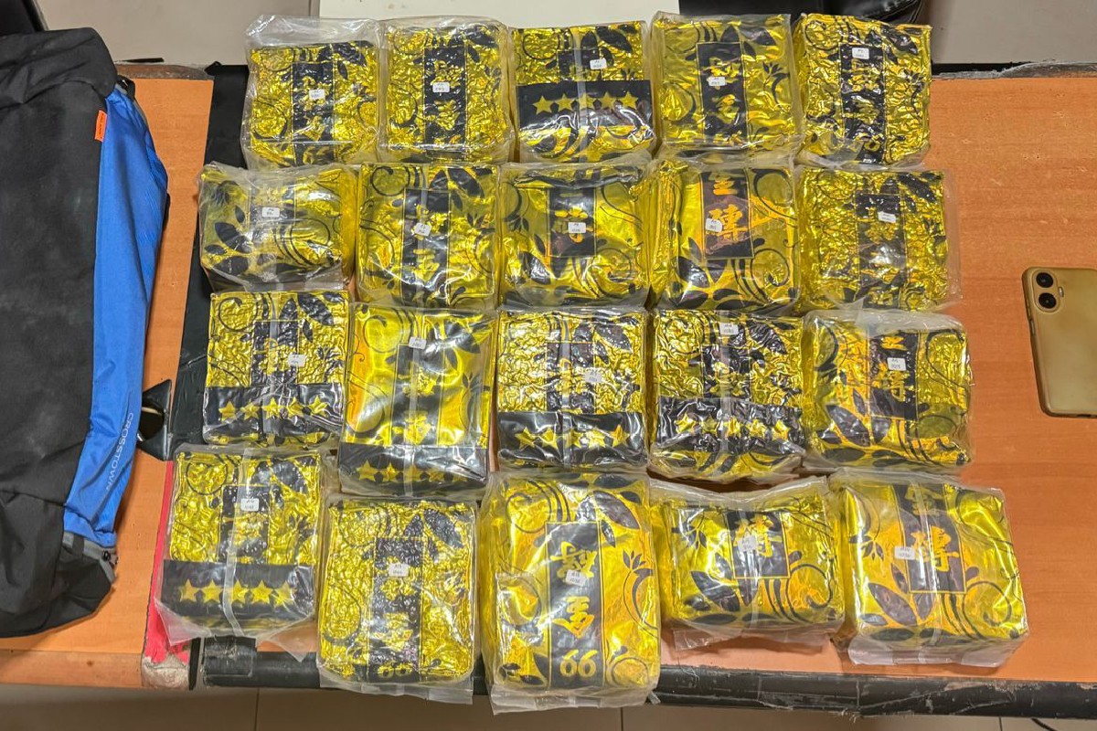 Polisi mengamankan 35 kilogram sabu dari jaringan narkoba internasional asal Cina dalam penggerebekan di Tangerang dan Jakarta Selatan.