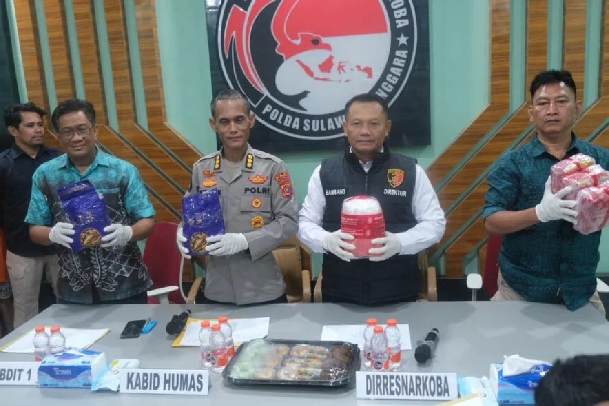 Petugas Ditresnarkoba Polda Sultra memperlihatkan barang bukti sabu seberat 6,8 kg hasil pengungkapan kasus Juli 2025.