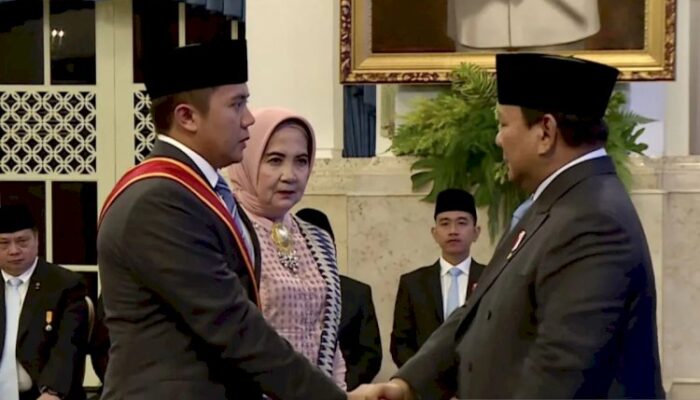 Seskab Teddy Indra Wijaya Terima Bintang Mahaputera Utama dari Presiden Prabowo