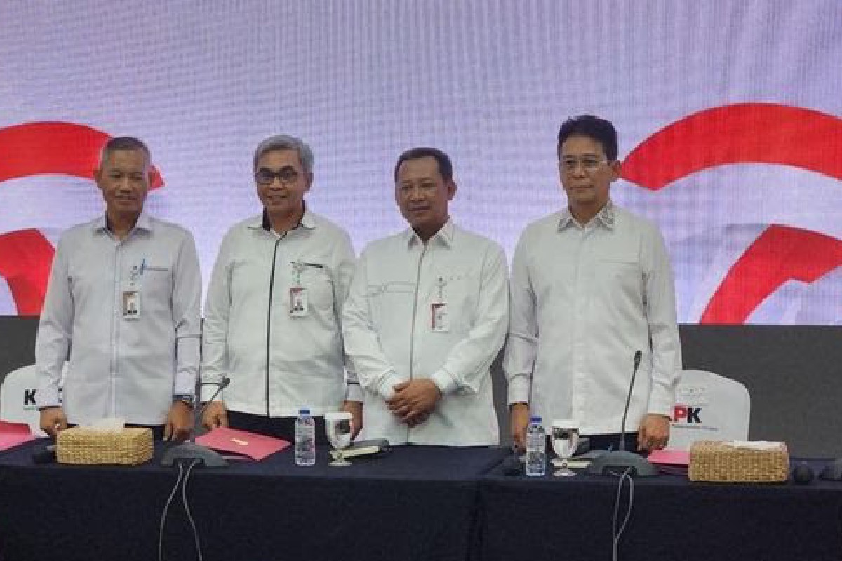 Wakil Ketua KPK Fitroh Rohcahyanto memaparkan capaian pemulihan keuangan negara dalam konferensi pers di Gedung Juang KPK, Jakarta.