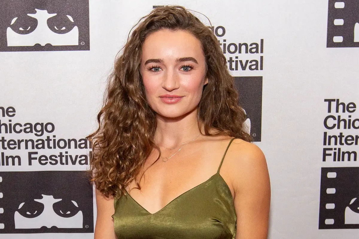 Kelley Mack, aktris The Walking Dead, meninggal dunia pada usia 33 tahun akibat glioma, dikelilingi keluarga dalam suasana penuh damai.