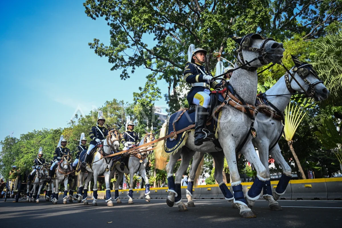 Kirab Bendera Pusaka HUT RI ke-80 di Jakarta diiringi 145 kuda gagah menuju Istana Merdeka.